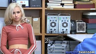 Блондинка ворует шоколадки, чтобы начальник охраны отъебал ее большим членом