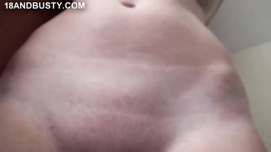 Друг грудастой тинки снимает на видео голую подругу с бритой пиздой