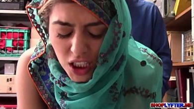 Мусульманская девушка в хиджабе подчиняется озабоченному офицеру полиции