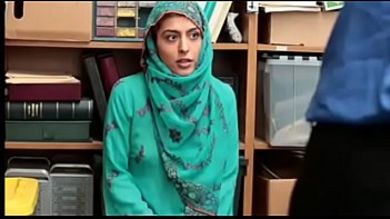 Полицейский подставил мусульманскую девушку и теперь принуждает её к сексу