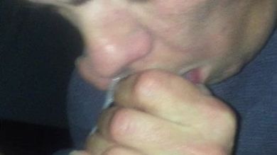 Выпившая бабина отсасывает случайному мужику хуй на улице