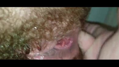 Толстая баба доводит себя до струйного оргазма мастурбацией волосатой пизды