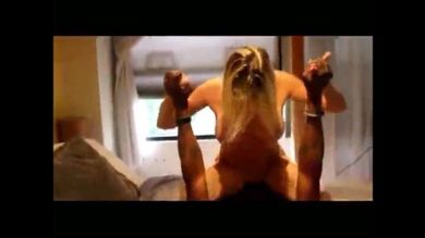 Грудастая жена в присутствии мужа в позе наездницы прыгает на большом хере негра