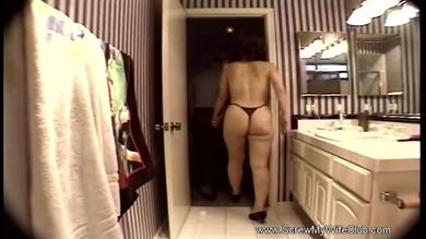 После траха с начальником и его сыном зрелая женщина приняла на очки сперму