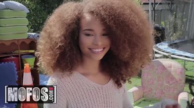 Сосед трахнул кудрявую мулатку на лужайке и залил её лицо спермой