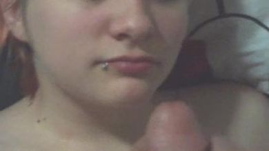 Рыжая тёлка сосёт большой писюн папиного друга и принимает на лицо сперму