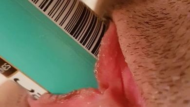 Женщина ебёт себя в мокрую вагину бутылочкой и снимает мастурбацию на телефон