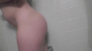 Пацан не выдержал и начал трахать девку уже в ванной