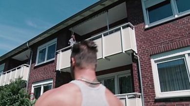 Качок разводит зрелую соседку и ебёт её