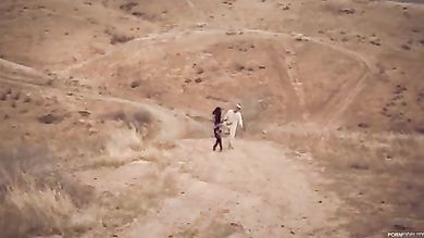 Пакистанская тёлочка в ошейнике взяла в плен мужчину и трахнула его