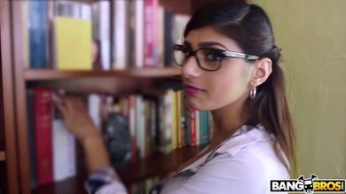 Библиотекаршу в очках трахнул посетитель в читальном зале в киску