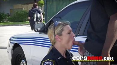 Две бабенки из полиции вдоволь побаловались членом черного бандита при задержании