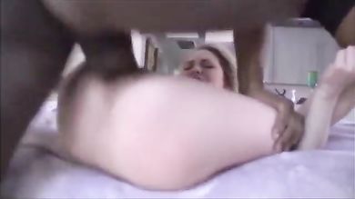 Негр с очень большим и толстым членом трахнул маленькую студентку доведя ее до ргазма