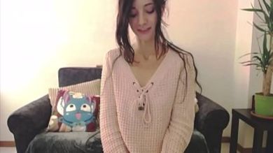 Худенькая студентка с мелкой грудью, мастурбирует на камеру не снимая белья