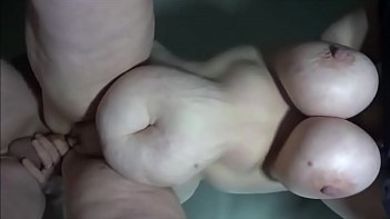 Любовник трахает раком зрелую толстушку так, что сперма течет из влагалища