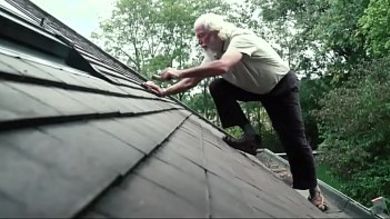 Молодая соседка рассчитывается за работу с пожилым мужиком бурным сексом