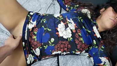 Парень дал на рот пьяной младшей сестре и накачал её влагалище спермой