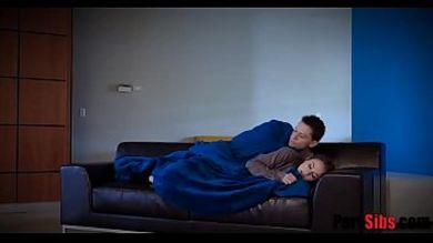 Младшая сестричка забралась к брату под одеяло и позволила парню присунуть ей в писю