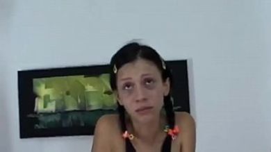 Хулиганы за защиту суют молодухе в попу большой черный член