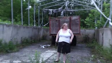 Толстая баба с обвисшими сиськами обливает себя водой и писает