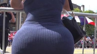 Парень скрыто снимает аппетитную негритоску с огромной задницей