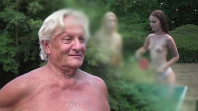 Две стройные девки проиграли толстому деду в теннис и обслужили его хер ротиками и кисками