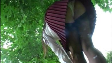 Длинноволосая студентка позирует в деревне перед преподавателем и показывает свои трусики