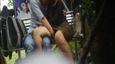 Мама и сын на лавочке во дворе помастурбировали друг другу перед камерой