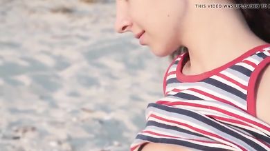 Кучерявая няшка раздвигает на пляже стройные ножки и хвастается побритой вагиной