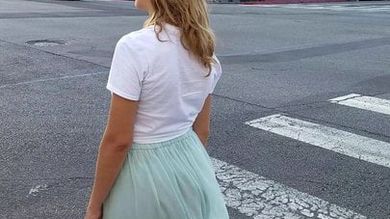 Пацан преследует на улице красивую тёлку и снимает скрытой камерой её классную попку