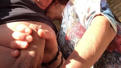 Старуха на камеру с любовью подрочила вялый пенис своего престарелого мужа