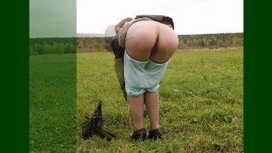 Подборка фотографий деревенской девушки показавшей посреди поля свою заросшую киску