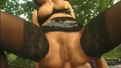 Зять в кустах у дороги дал за щеку пожилой тёще и отимел её в пизду и задницу