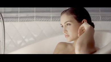 Под известный трек чуваки занимаются сексом с телками в разных позах