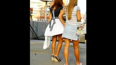 Мужик на улице и в магазинах снимает русских девушек и заглядывает им под юбки