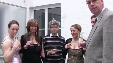 Во время групповухи с коллегами зрелая баба пососала хер и полизала мужику зад