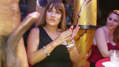 Девки на девичнике в ресторане жадно сосут большой писюн негра стриптизёра