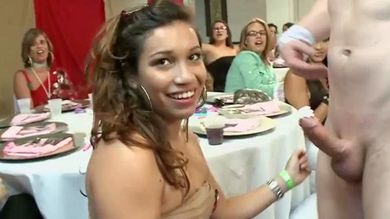 Стриптизёры на девичнике трясут своими пенисами и дают девушкам их сосать