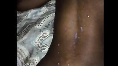 Парень большим пенисом вдул жопастой негритянке в манду и кончил ей на спину