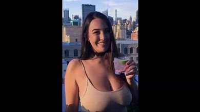 Муж поставил свою сисястую супругу на колени и обильно кончил ей на лицо