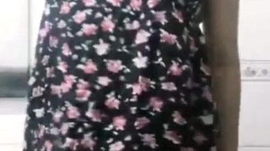 Беременная девушка вставляет себе в анус зубную щётку и ебёт вагину бутылками